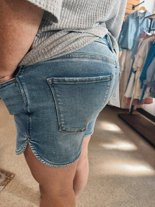 RISEN Curvy Shorts Curved Hem